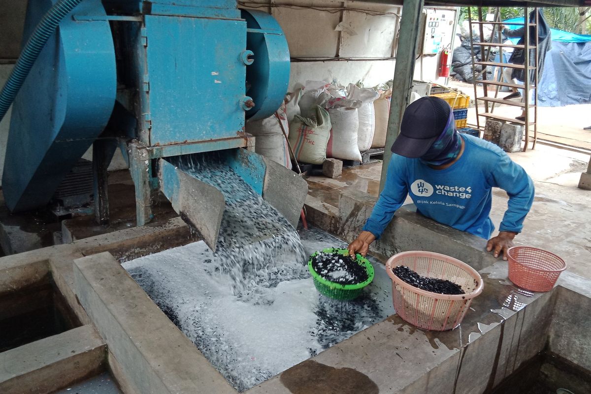 Proses pencacahan sampah di Waste 4 Change. Proses ini merupakan proses terakhir sebelum sampah diserahkan kepada mitra daur ulang.