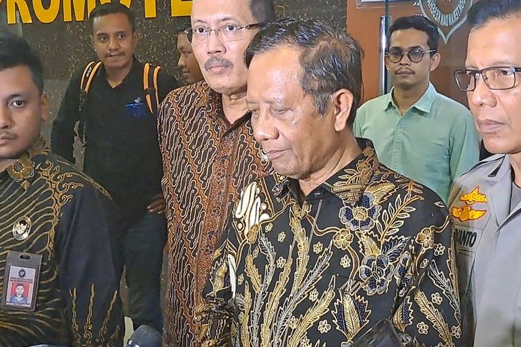 Menteri Koordinator Bidang Politik, Hukum, dan Keamanan Mahfud MDseusai menjenguk Sultan Ri'fat di RS Polri Kramatjati, Jakarta, Kamis (4/8/2023). 