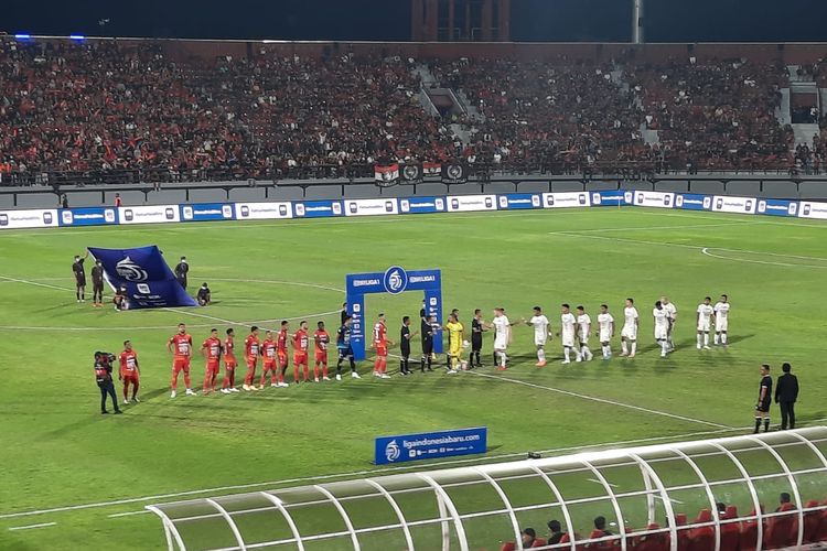 Momen jabat tangan pemain dalam laga Bali United vs Persija Jakarta pada pekan pertama Liga 1 2022-2023 di Stadion Kapten I Wayan Dipta, Gianyar, Bali, Sabtu 23 Juli 2022.