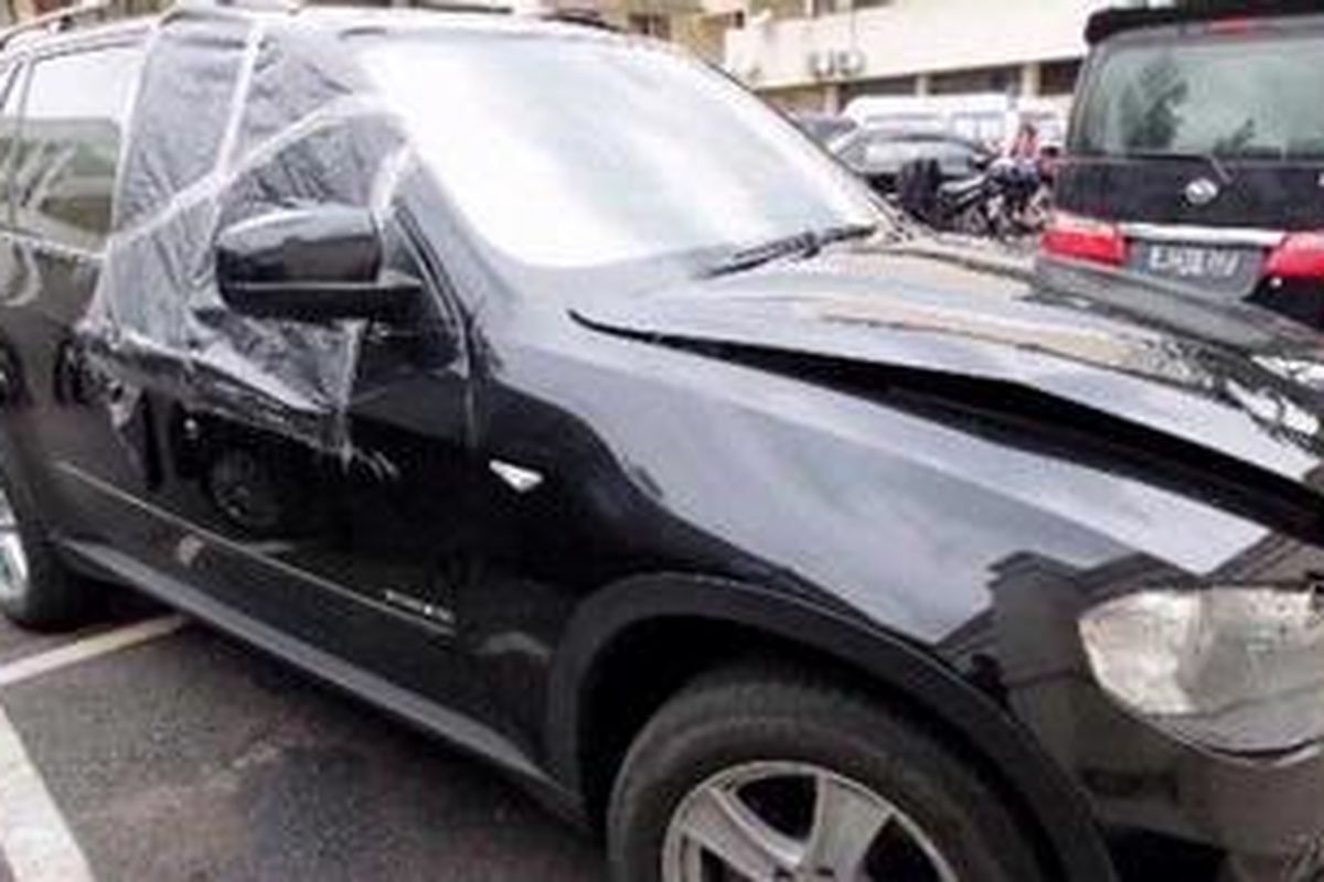 Mobil BMW B 272 HR yang dikendarai M Rasyid Amirulloh Rajasa, putra Menteri Koordinator Perekonomian Hatta Rajasa diamankan di Direktorat Lalu Lintas Polda Metro Jaya, Jakarta, Rabu (2/1/2012). M Rasyid Amirulloh Rajasa yang mengemudikan mobil BMW B 272 HR menabrak Daihatsu Luxio F 1622 CY dari belakang dan mengakibatkan dua orang penumpang Daihatsu Luxio meninggal. KOMPAS IMAGES/KRISTIANTO PURNOMO