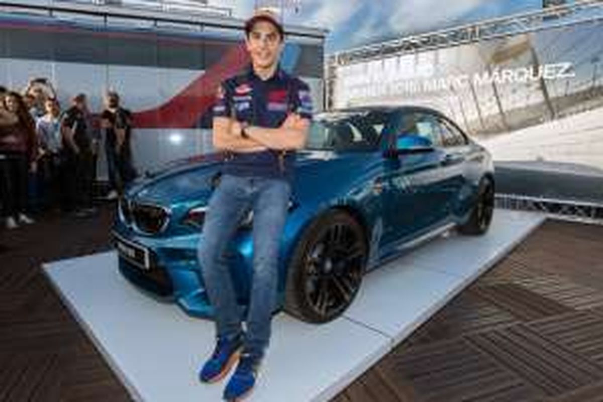 Marc Marquez mendapat hadiah BMW M2 setelah memenangi BMW M Award 2016.