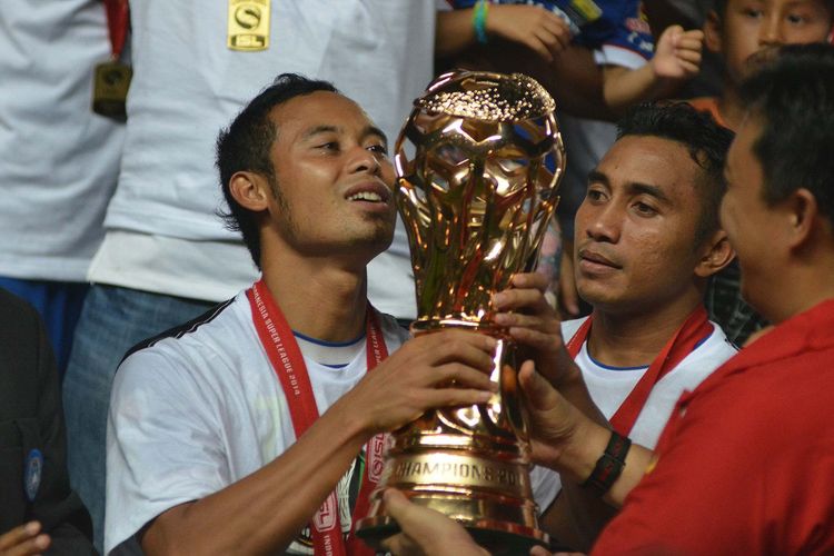Legenda hidup Persib Atep saat mengangkat piala Indonesia Super League (ISL) 2014 sebagai juara.