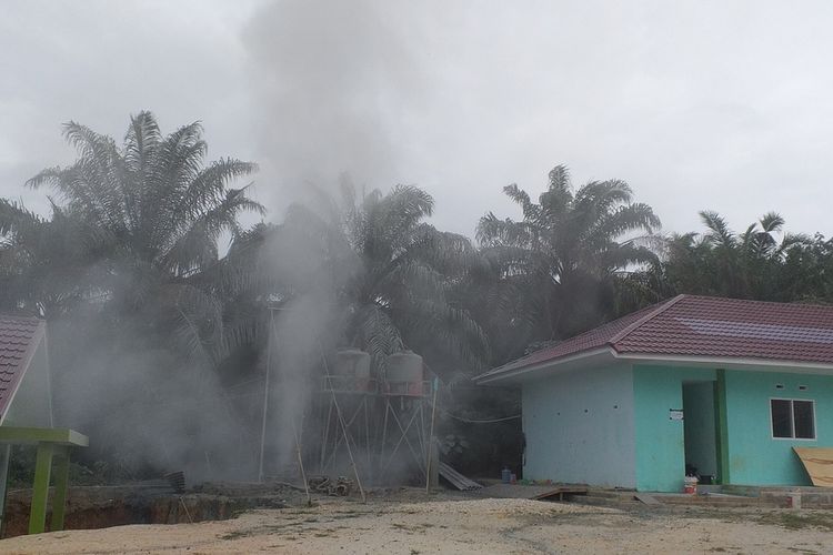 Semburan gas bergemuruh di kawasan Pondok Pesantren Al Ikhsan Boarding School di Kelurahan Tuah Negeri, Kecamatan Tenayan Raya, Kota Pekanbaru, Riau, Kamis (4/2/2021).