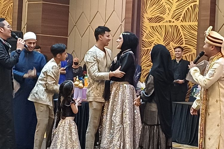 Aktor Sonny Septian mendapat pesta kejutan perayaan ulang tahun ke-40 dari istrinya, aktris Fairuz A Rafiq dan anak-anaknya, di ballroom di daerah Kuningan, Jakarta Selatan, Selasa (12/9/2023).