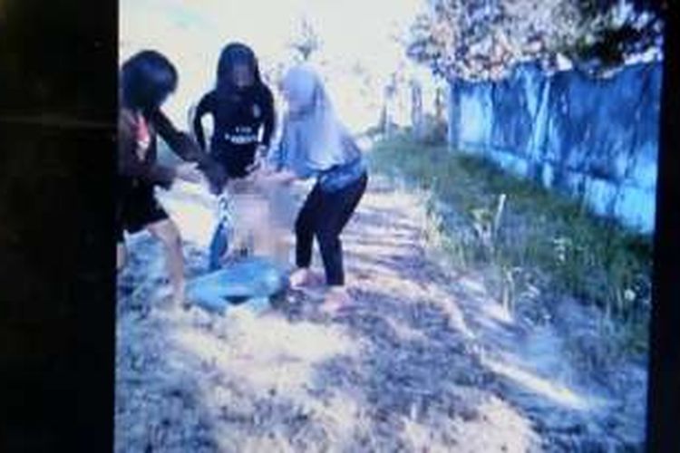  Video penganiayaan terhadap seorang remaja perempuan di Pinrang, Sulawesi Selatan.