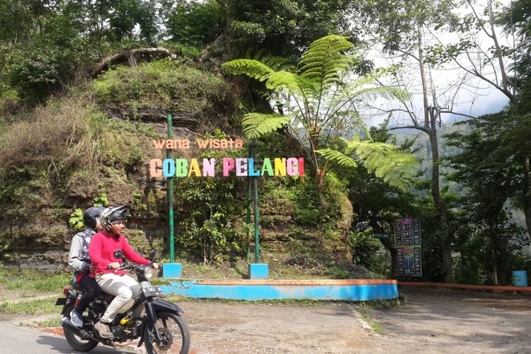 Pintu masuk menuju air terjun Coban Pelangi, Kabupaten Malang, Selasa (18/12/2018)