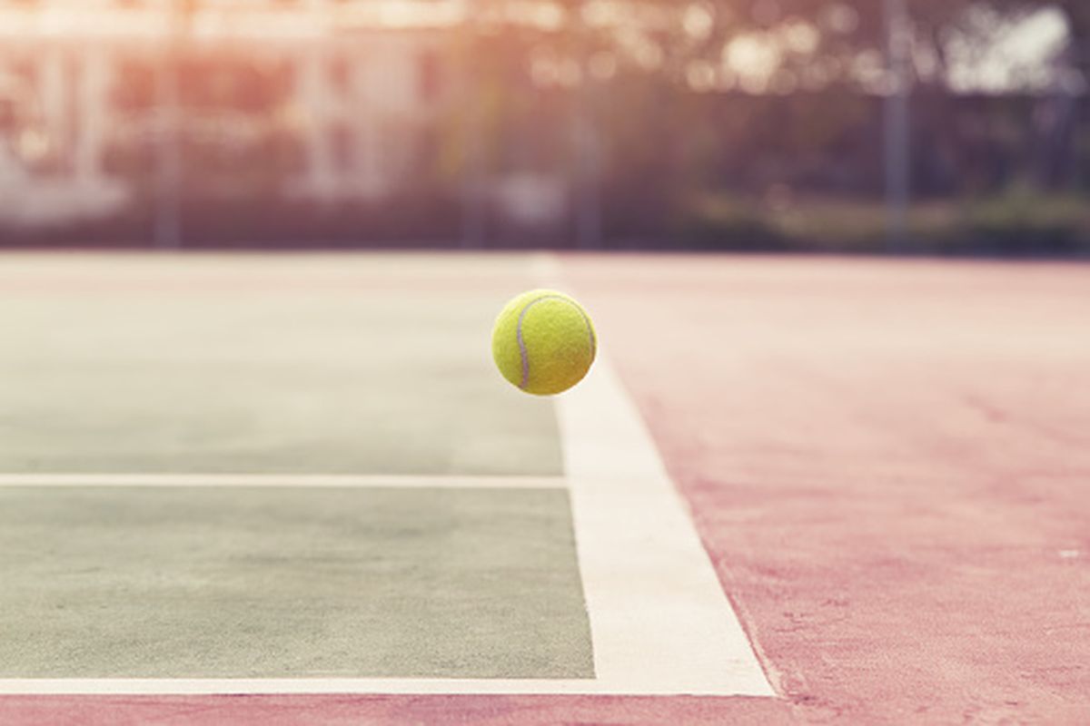 Bola tenis jatuh pada garis.