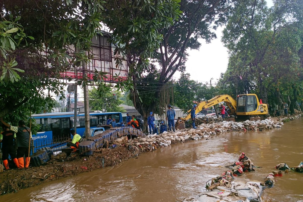 Kondisi terkini tanggul Kali Baru pasca jebol di Kramatjati, Jakarta Timur, Senin (25/3/2024).