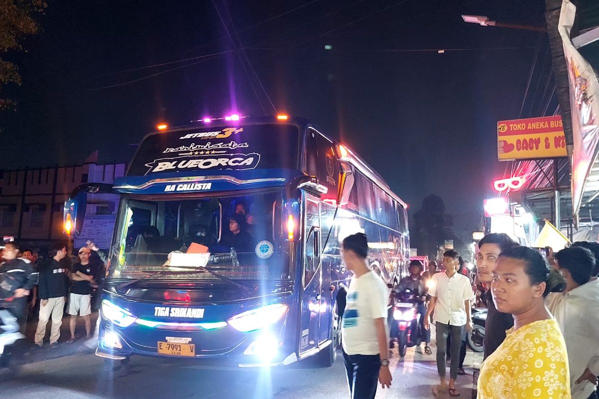 Dua bus berisi pelajar SMK Lingga Kencana, Kota Depok, yang selamat dari kecelakaan di Ciater, Subang, telah tiba di Kota Depok, Minggu (12/5/2024).