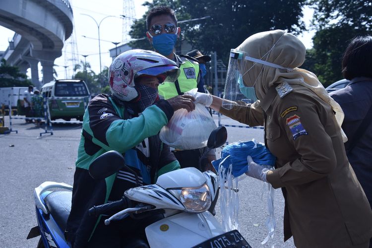 Wakil Walikota Palembang Fitrianti Agustinda membagikan sembako gratis untuk masyrakat berpenghasilan rendah dan harus bekerja diluar selama masa penyebaran virus Corona, Selasa (31/3/2020).