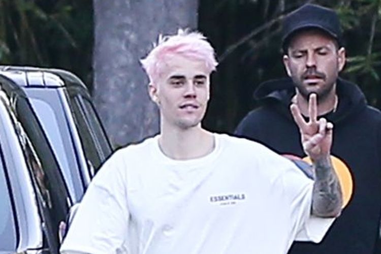 Justin Bieber dengan rambut merah muda permen karet barunya.