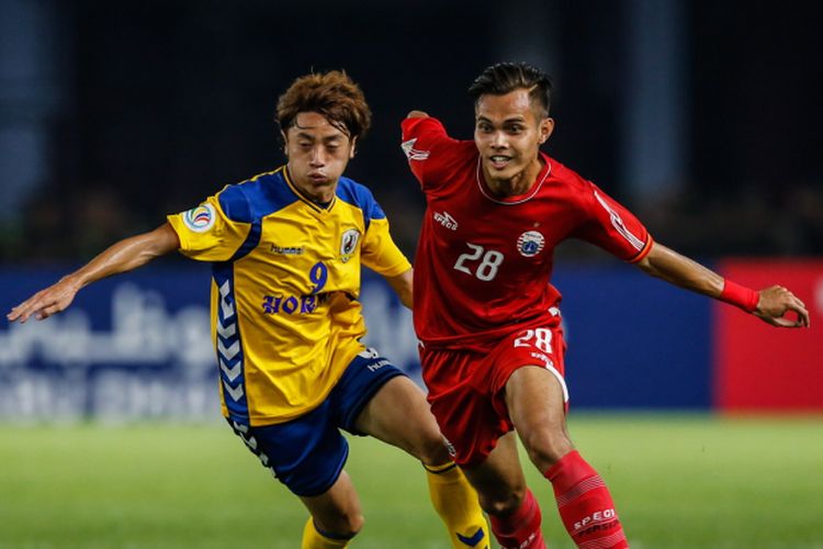 Pemain Persija Jakarta Rezaldi Hehanusa  berebut bola dengan pemain Tampines Rovers pada laga kedua Grup H Piala AFC di Stadion Utama Gelora Bung Karno, Jakarta, Rabu (28/2/2018). Persija menang telak dengan skor 4-1.