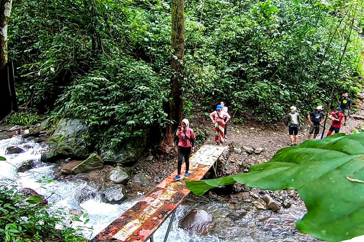 Perjalanan menuju Curug Lawe Benowo Kalisidi.