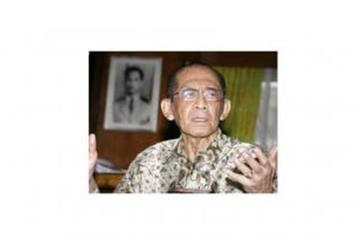 Pendiri Petisi 50 yang juga mantan Gubenur DKI Jakarta Ali Sadikin saat berada di rumahnya (15/5/2007). Ali Sadikin wafat karena sakit, Selasa (20/5), pukul 18.30 di Singapura.
