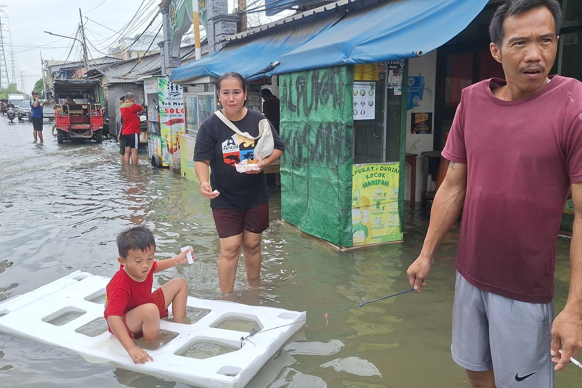 Senangnya Dilan, Main Perahu Gabus bersama Ayah dan Disuapi Ibu di Tengah Banjir Rob