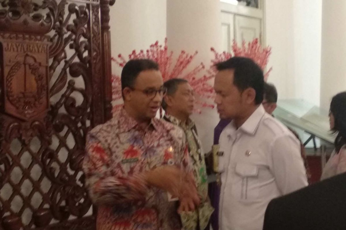 Gubernur DKI Jakarta Anies Baswedan berbincang dengan Wali Kota Bogor Bima Arya di Balai Kota DKI Jakarta, Kamis (19/7/2018).
