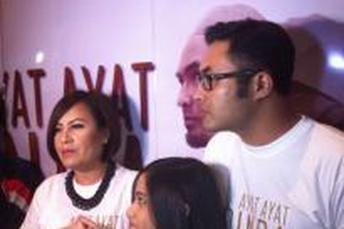 Cynthia Lamusu, Tissa Biani Azzahra, dan Surya Saputra dalam wawancara usai penayangan perdana film Ayat-Ayat Adinda, di Epicentrum Walk, Kuningan, Jakarta Selatan, Senin (8/6/2015).