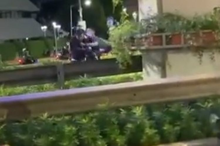 Viral di media sosial video rombongan Gubernur NTT Viktor Laiskodat memukuli dan menendang seorang pria di jalan raya.