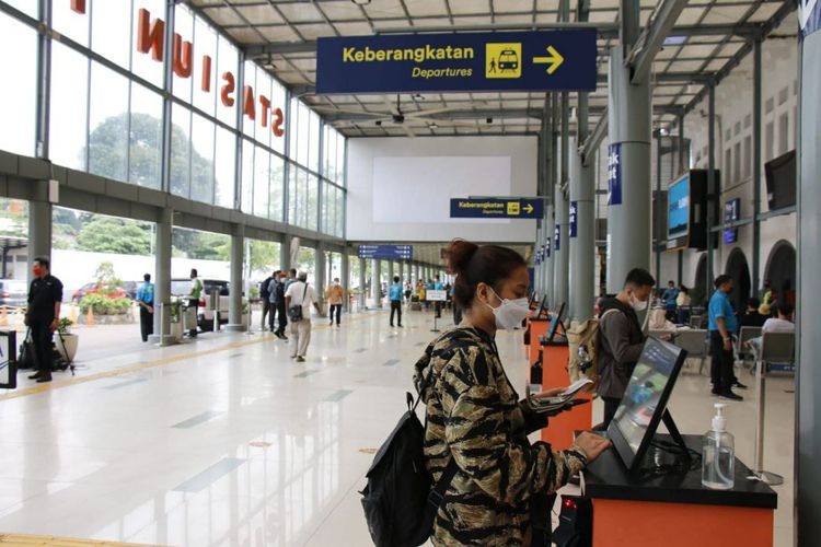 Penumpang KA di Stasiun Pasar Senen, Jakarta