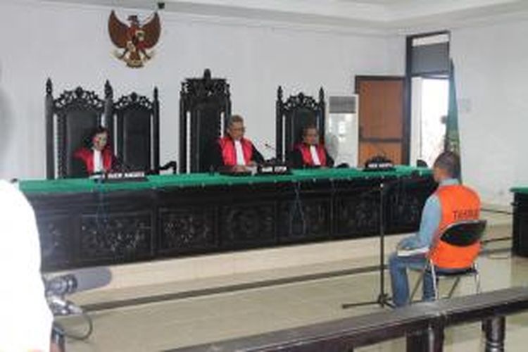 Brigpol Rudy Soik saat memberikan keterangannya dalam sidang yang berlangsung di Pengadilan Negeri Kupang, Kamis (22/1/2015) meminta majelis hakim untuk meneliti berkas perkaranya yang sangat cepat