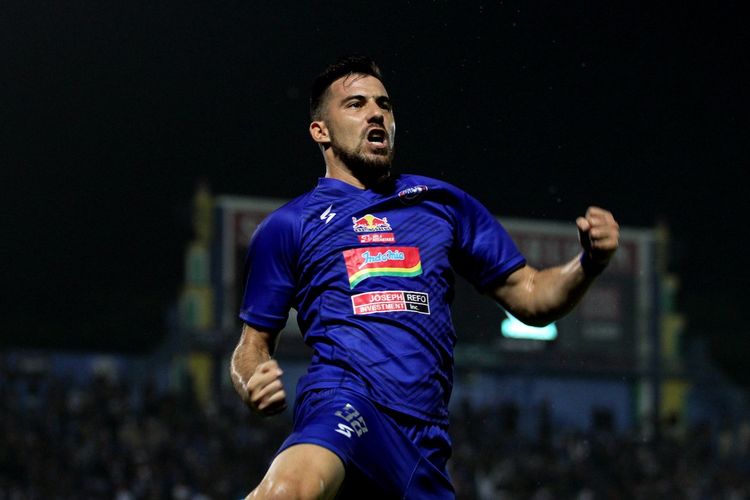 Penyerang Arema FC, Jonatan Bauman merayakan golnya ke gawang Persela Lamongan pada laga kedua Grup B Piala Gubernur Jawa Timur 2020 di Stadion Kanjuruhan, Malang, Kamis, 13 Februari 2020.