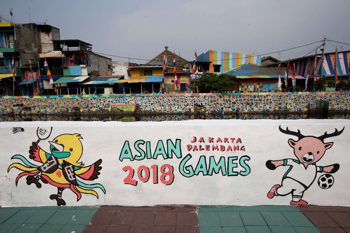 Mural bertema Asian Games di Kampung Serdang, Kamayoran, Jakarta Pusat, Sabtu (21/7/2018).  Pemerintah Provinsi (Pemprov) DKI Jakarta untuk memperindah kota Jakarta menjelang Asian Games XVIII 2018 dengan mempercantik lingkungan di sekitar Wisma Atlet Kemayoran, Jakarta Pusat.