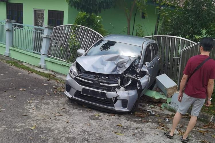 Mobil yang mengebut di salah satu perumahan Malaysia dan menabrak kendaraan roda empat yang diparkir di depan rumah.