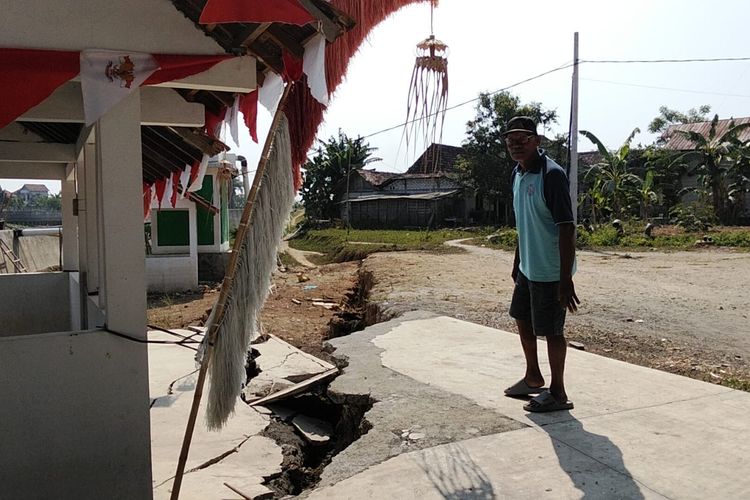 Tanah Pinggir Sungai Silugonggo Pati Ambles 1,5 Meter, Retakan Mencapai 50 Meter