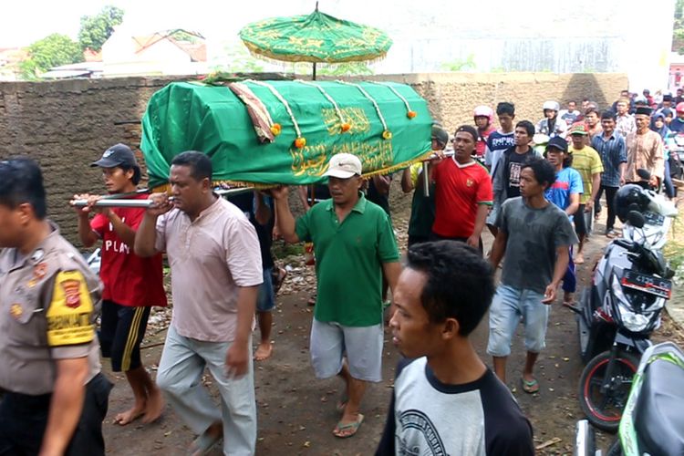 Keluarga, perangkat dan warga Desa Pamengkang Kecamatan Mundu Kabupaten Cirebon Jawa Barat mengantarkan jenazah Adila Oktavia, balita 4 tahun yang meninggal dunia setelah digigit ular weling, Kamis (13/2/2020). Adila digigit ular pada JUmat malam (7/2/2020), dan dinyatakan meninggal pada Rabu (12/2/2020), setelah menjalani penanganan medis lima hari di RSD Gunung Jati Kota Cirebon.