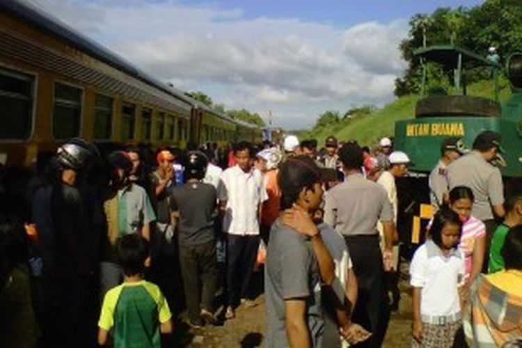 Warga berkerumun di gerbong KA Sri Tanjung yang keluar dari jalur rel setelah sebuah truk penarik derek menabrak KA jurusan Banyuwangi-Yogyakarta di lintasan Argopuro, Banyuwangi, Jawa Timur, Senin (24/6/2013).