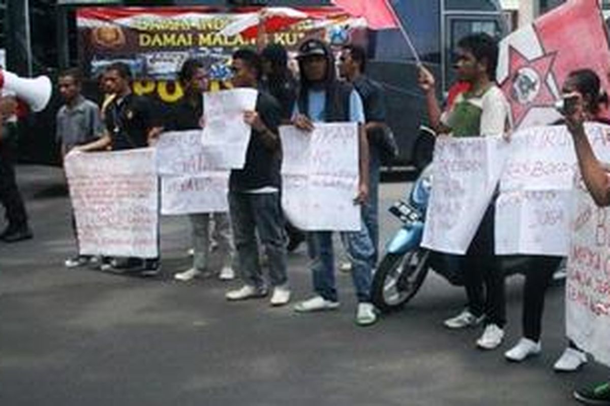 Puluhan mahasiswa dari Gerakan Mahasiswa Nasional Indonesia (GMNI) Malang, menggelar aksi di depan DPRD Kota Malang, Senin (12/3/2012). Mereka menolak rencana kenaikan harga BBM.