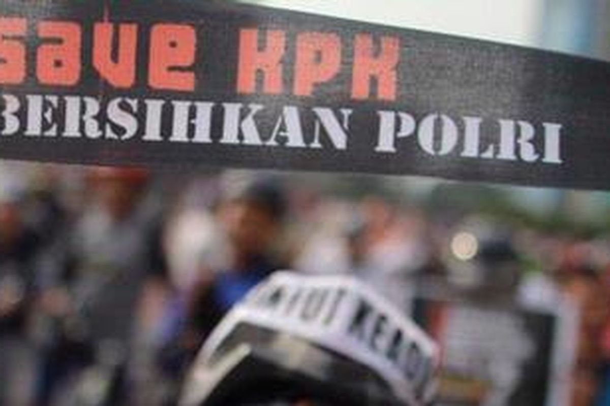 Pendukung Komisi Pemberantasan Korupsi yang tergabung dalam aksi saveKPK berkumpul di Bundaran Hotel Indonesia, Jakarta, Minggu (7/10/2012). Pendukung KPK bergantian berorasi diatas mimbar kecil dan menuntut agar Presiden Susilo Bambang Yudhoyono tidak berdiam diri dalam upaya kriminalisasi KPK yang tengah mengungkap kasus korupsi pengadaan simulator berkendara di Korps Lalu Lintas (Korlantas) yang melibatkan sejumlah petinggi Polri. 