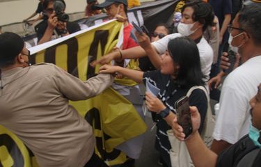 Indonesia Passes Criminal Code Banning Sex Outside Marriage ...