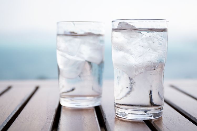 Ilustrasi air dingin. Saat cuaca panas, kebanyakan orang mungkin akan memilih minum air dingin untuk meredakan suhu. Namun, ada dampak buruk minum air dingin saat cuaca panas. 