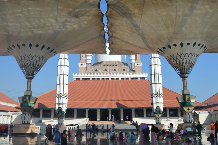 Payung raksasa di Masjid Agung Jawa Tengah saat terbuka, mengingatkan pada Masjid Nabawi di Madinah.