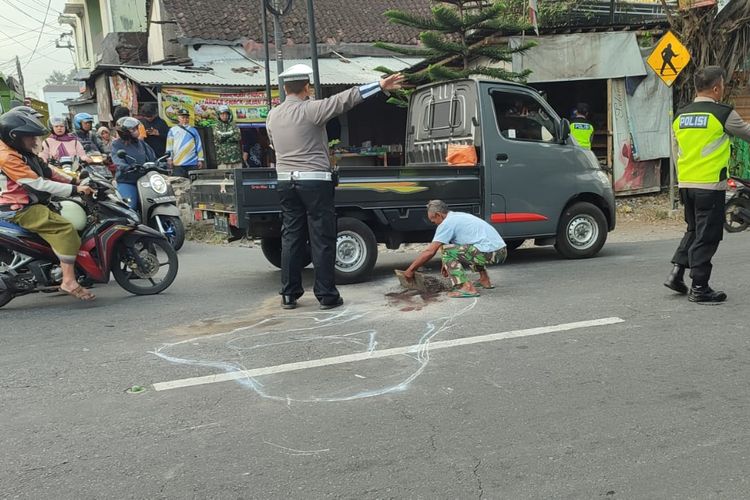 Polisi melakukan olah TKP usai pemotor terlindas truk tronton di Jalan Magelang-Purworejo, Rabu (7/8/2024).