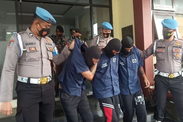Kepolisian Resor Bogor, Jawa Barat, menangkap tiga pelaku kasus pembunuhan juru parkir di Kecamatan Cileungsi, Kabupaten Bogor, Jumat (29/10/2021).