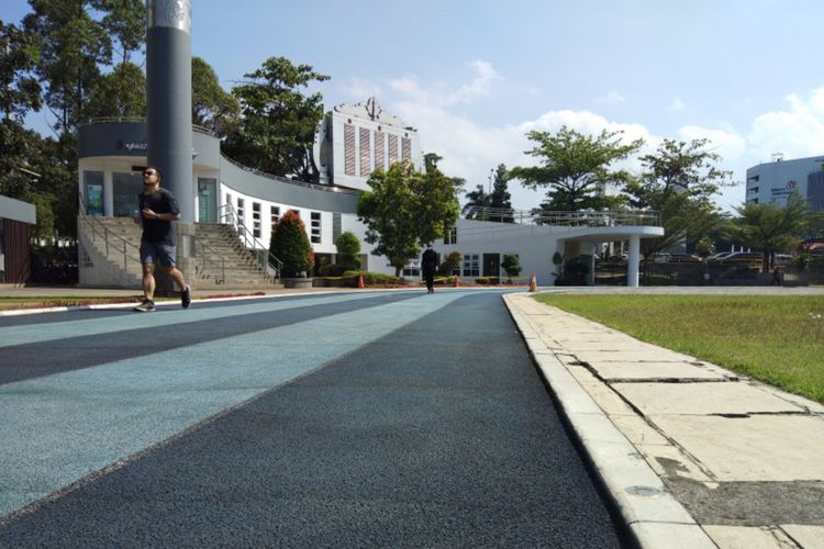 Salah seorang warga saat berlari di Lapangan Gasibu, Kota Bandung, Selasa (1/9/2021). Lapangan Gasibu dan Saparua resmi dibuka untuk umum seiring menurunnya kasus Covid-19 di Jabar.