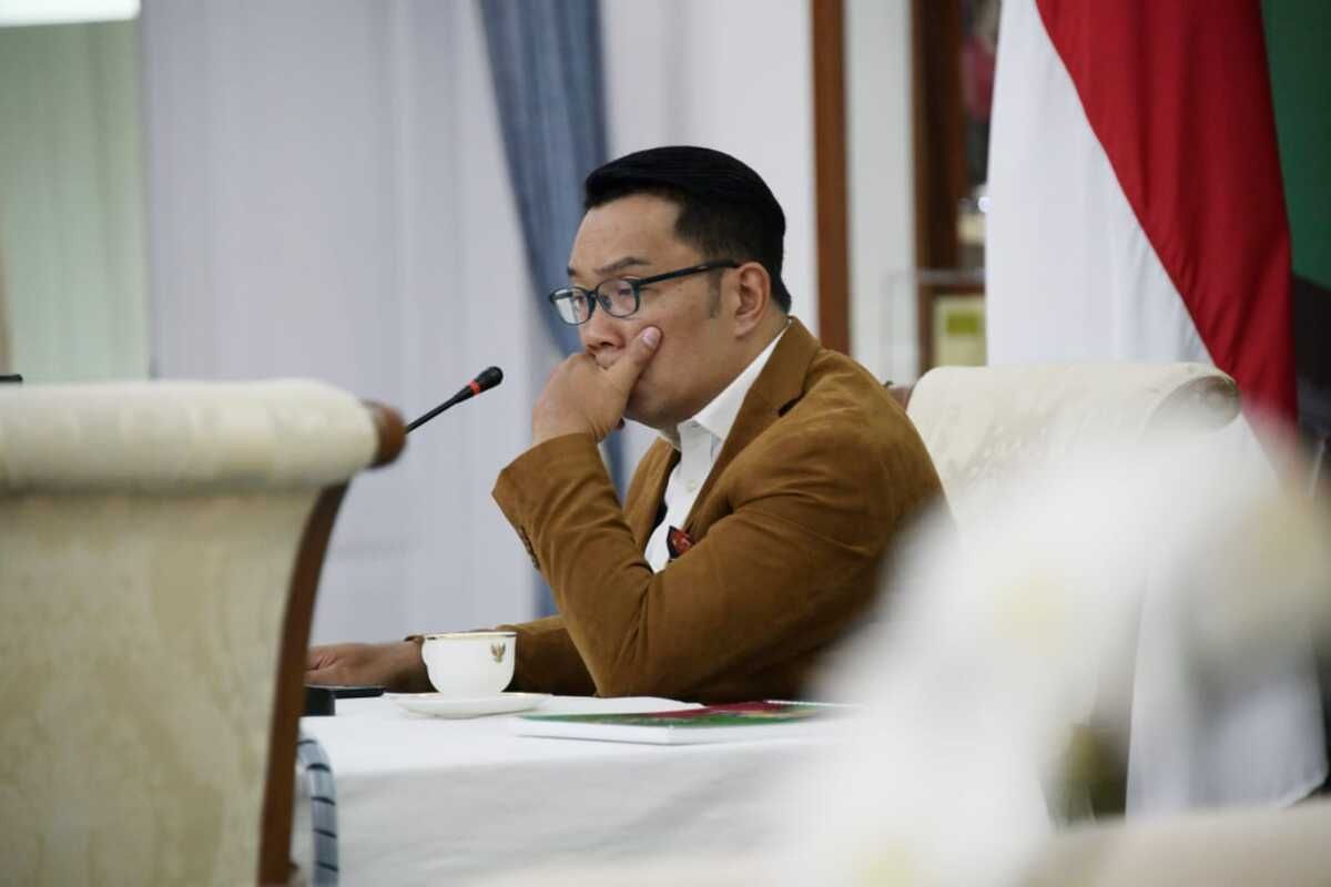 Gubernur Jawa Barat Ridwan Kamil saat mengikuti expert briefings bersama Diah Satyani Saminarsih (Senior Advisor WHO) dan Prof. Dr. dr. Akmal Taher, SpU(K) (Guru Besar UI) melalui konferensi video dari Gedung Pakuan, Kota Bandung, Selasa (20/10/2020).