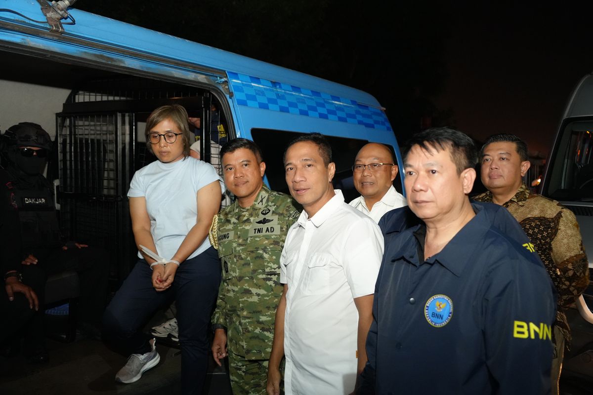 Dewi Astutik, gembong narkoba Internasional tiba di Jakarta, Selasa (2/12/2025) malam, usai ditangkap oleh Badan Narkotika Nasional (BNN).