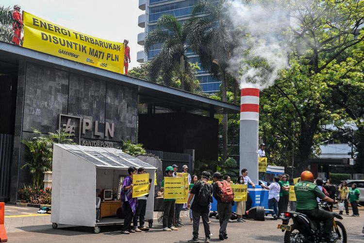 Aktivis lingkungan yang tergabung dalam Koalisi Demokrasi Energi menggelar aksi teatrikal saat unjuk rasa dalam rangka menyambut Hari Listrik Nasional di depan kantor pusat PLN, Jakarta, Kamis (26/10/2023). 