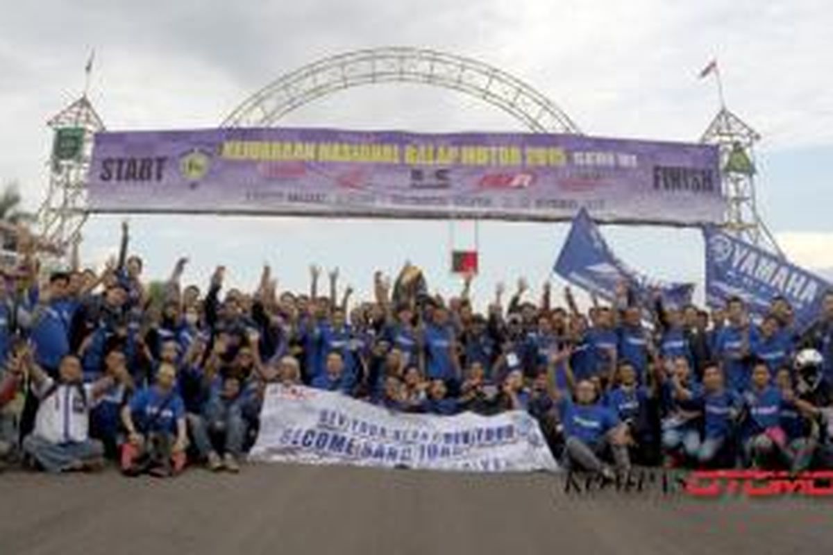 Anggota YRFI Kalimantan Selatan di Sirkuit Balipat, Binuang, untuk merayakan kemenangan Yamaha di Kejurnas balap sepeda motor.