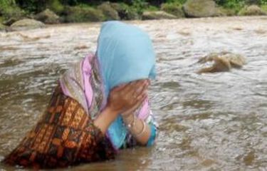 Foto-foto Caleg Gelar Ritual di Sungai demi Dapatkan Kursi