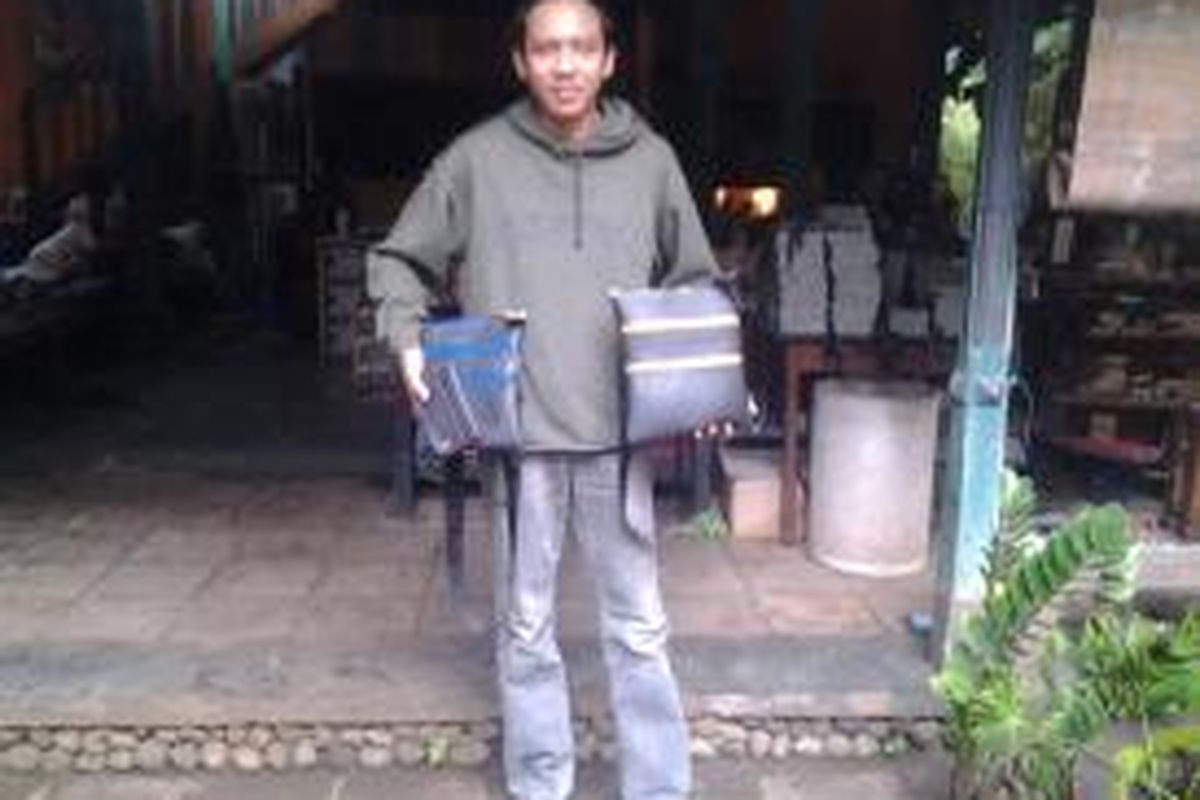 Sindu Prasastyo memamerkan beberapa tas yang dibuat dari bahan baku ban bekas hasil karyanya. 