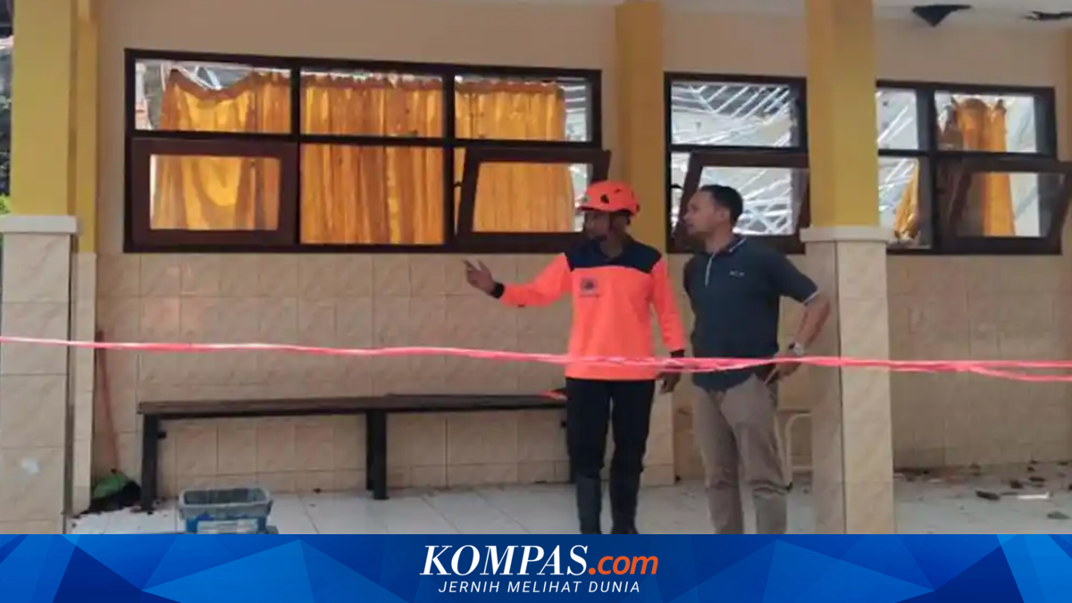 Atap SMKN 1 Ampelgading Ambruk, Disdik Kabupaten Malang: KBM Hari Ini Tetap Berjalan ~TR

Klik untuk baca: