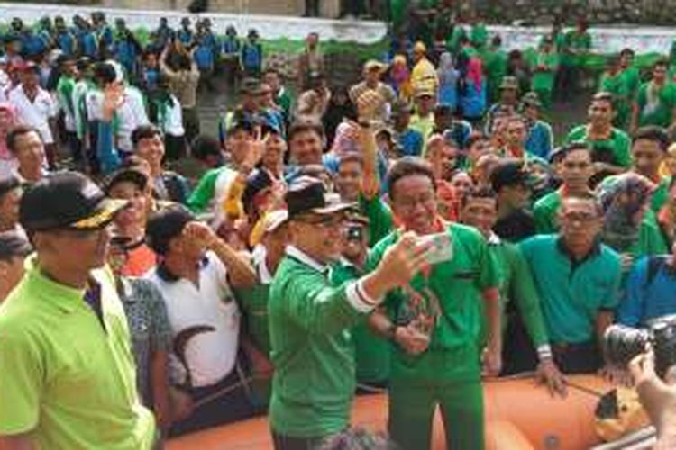 Bupati Banyuwangi Abdullah Azwar Anas selfie bersama masyarakat saat pembukaan Festival Kali Bersih di suangi Kalilo Banyuwangi Jumat (15/4/2016)