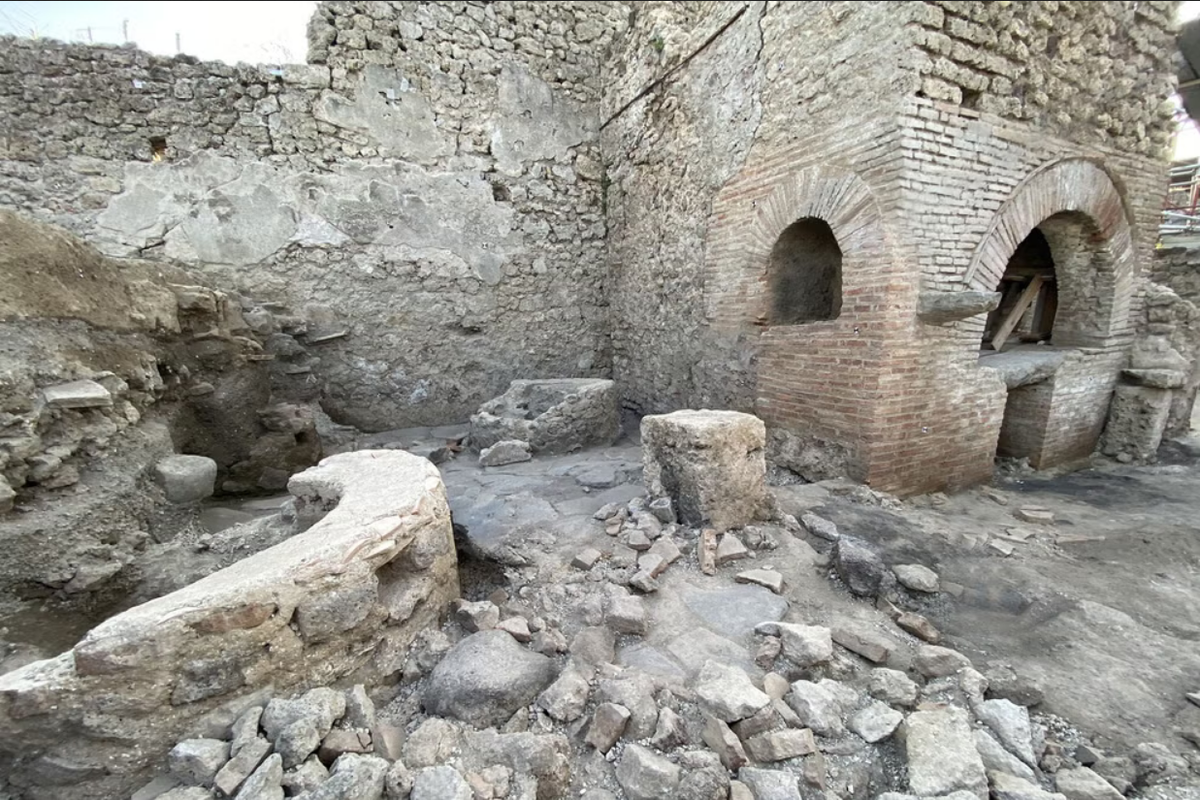 Sisa-sisa toko roti yang ditemukan di Pompeii yang diyakini sebagai tempat budak