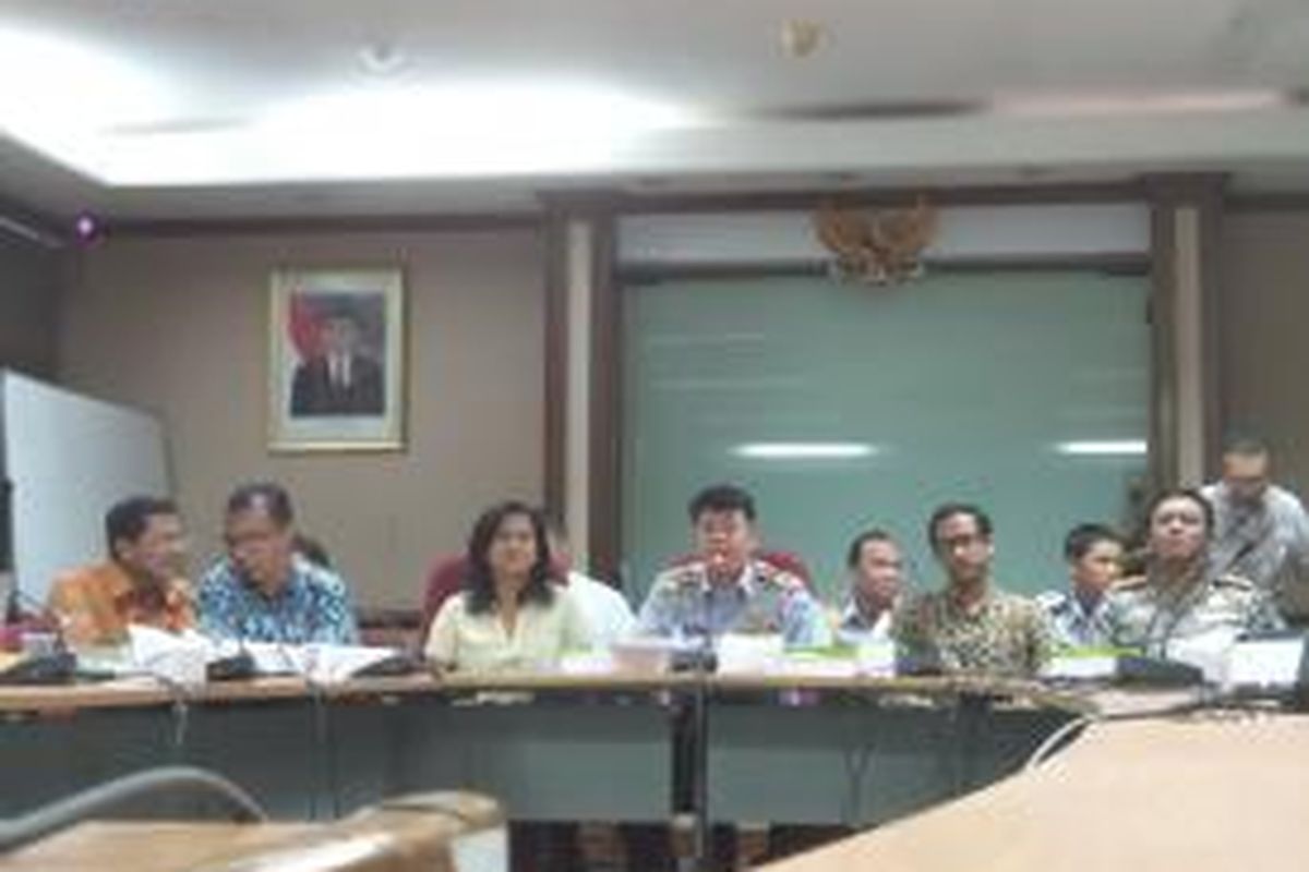 Kepala Dinas Perhubungan DKI Jakarta Andri Yansyah (tengah) didampingi Marketing Manager GRAB Kiki Rizki (kiri) dan CEO PT Go-Jek Indonesia Nadiem Makarim (kanan), usai rapat mengenai layanan transportasi berbasis teknologi, Jumat (7/8/2015)