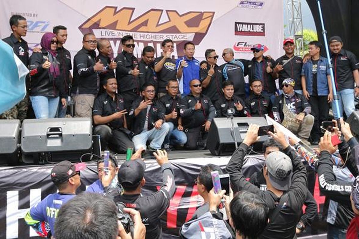 Seremoni  deklarasi  MAXI Yamaha oleh perwakilan Yamaha dan komunitas-komunitas Yamaha di event MAXI  Yamaha Day di Bandung.