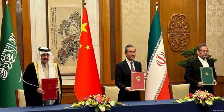 Para pejabat tinggi Saudi, China, dan Iran menunjukkan perjanjian kerja sama.